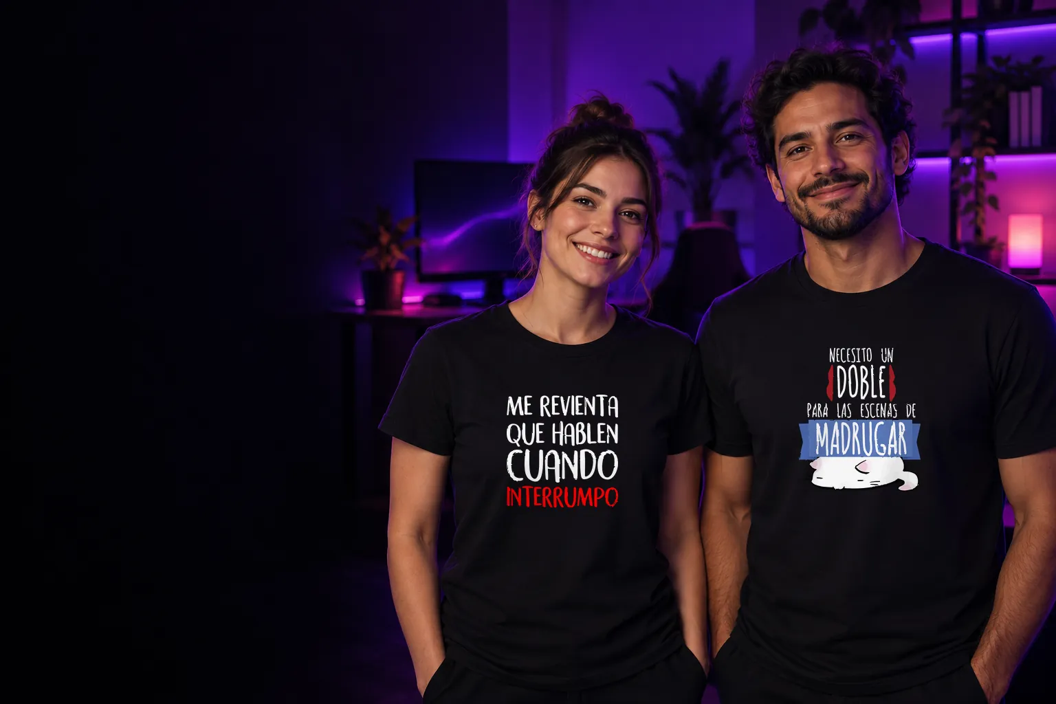 Dos personas en una habitación con luz morada, con camisetas negras de Molongo: Me revienta que hablen cuando interrumpo y Necesito un doble para las escenas de madrugar